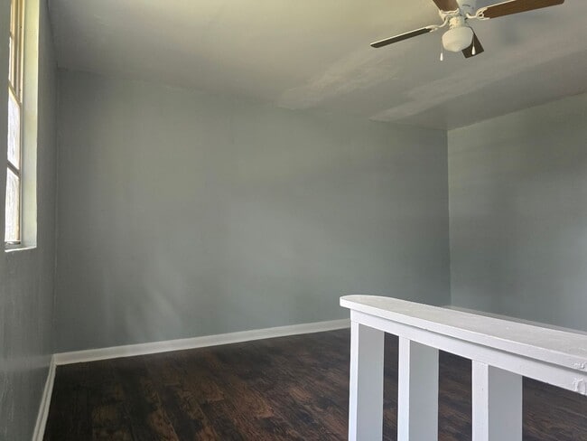 Building Photo - Spacious 4 bedroom/1 bath home with Centra...