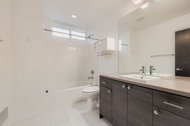 Building Photo - Bright 3bed/2.5bath Townhome in Judkins Park Neighborhood!