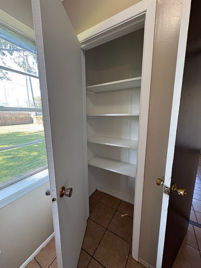 Building Photo - Awesome home with lots of space and storage!
