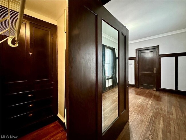 Building Photo - Charming 1-Bedroom Property in Prime Location