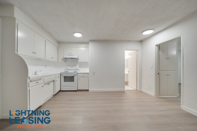 Building Photo - 703 Irolo St