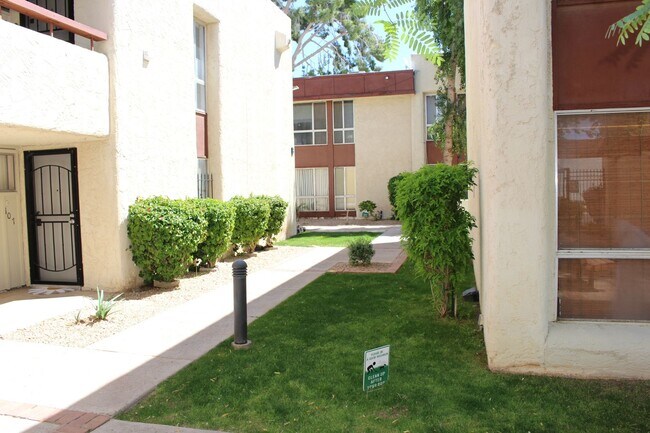 Building Photo - Upstairs 1 bedroom in Fairmont Gardens Com...