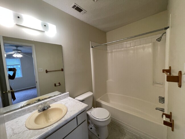 Building Photo - Home For Rent