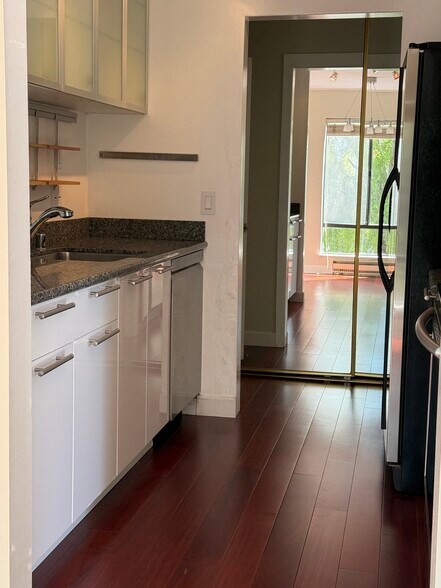 Kitchen - 4 Admiral Dr