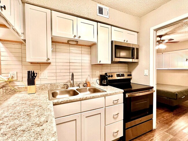 Building Photo - 1 Bed 1 Bath Steps from the UT Campus!