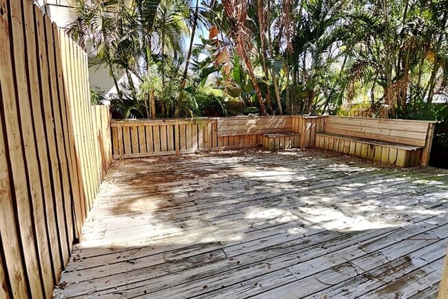 Building Photo - 422 S Habana Ave