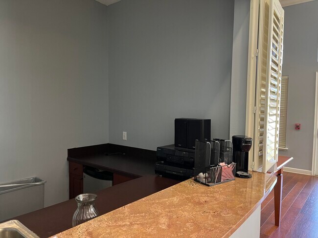 Building Photo - 5024 Lantana Rd