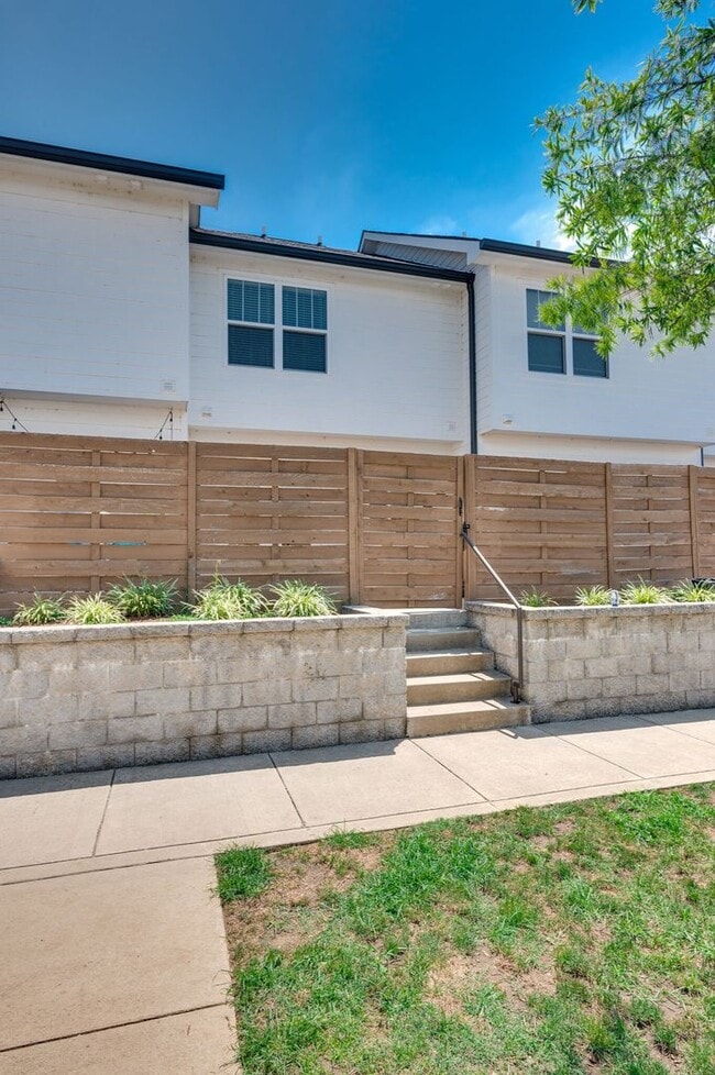 Building Photo - Beautiful 2BE/2.5BA townhouse located in the very desirable Nations!