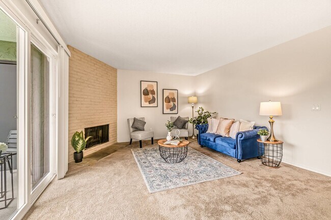 Building Photo - 2 Bedroom 1 Bathroom Lakeside Unit!