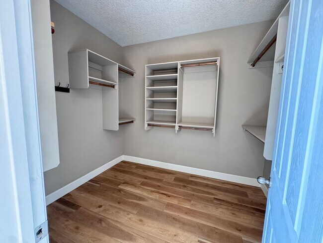 Building Photo - 1504 Barbaro Dr SE