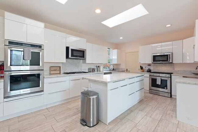 Building Photo - 17055 Rock Rd