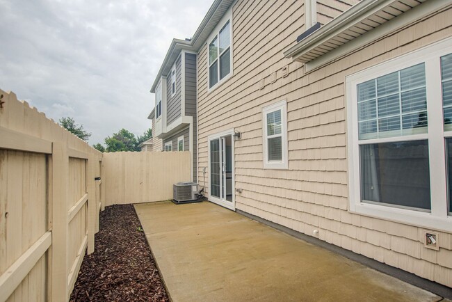 Building Photo - 3 Bed, 2.5 Bath Condo in Hickory School Di...