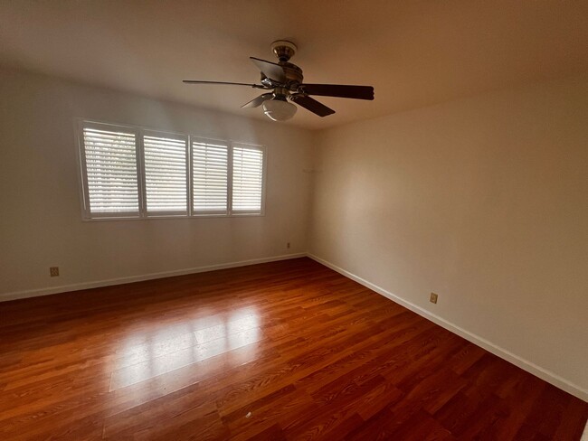 Building Photo - Great court location, close to schools, sh...