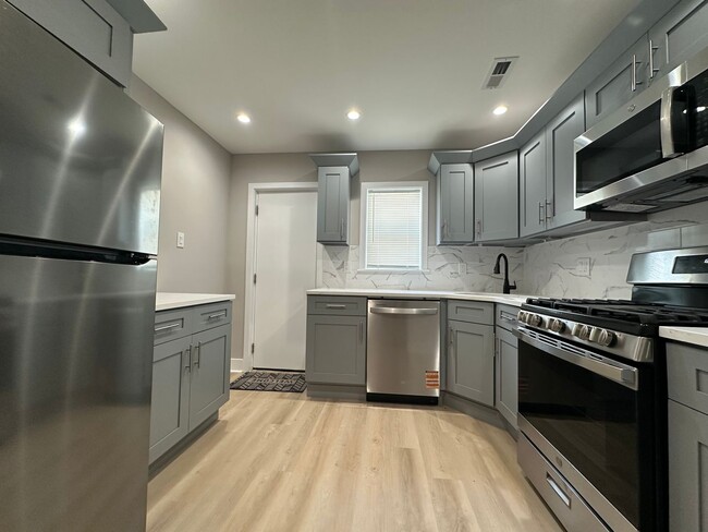 Building Photo - 2 bedrooms 1.5 bathroom House in South Phi...