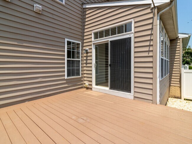 Building Photo - Spacious Unfurnished 3-BR, 2.5-BA year-rou...