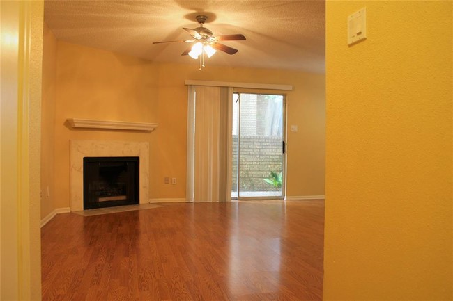 Building Photo - 11201 Lynbrook Dr