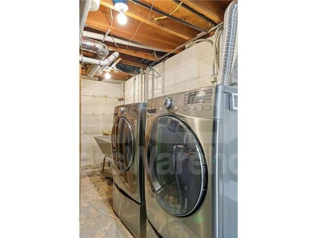 Building Photo - Available 11/1 - very well maintained 4 be...