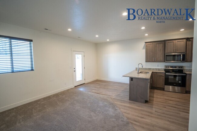 Building Photo - 440 1625 N