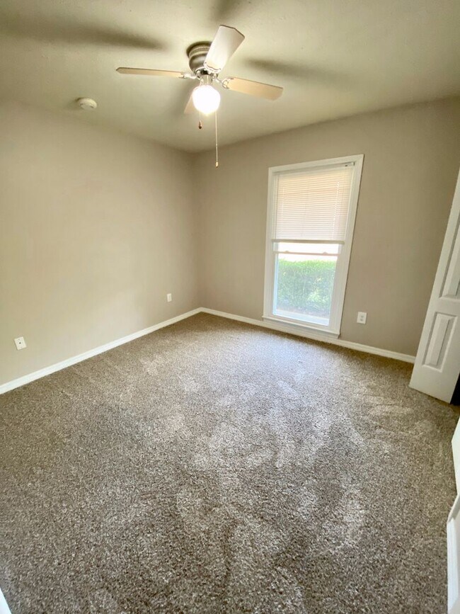 Building Photo - 103 Fox Run Dr