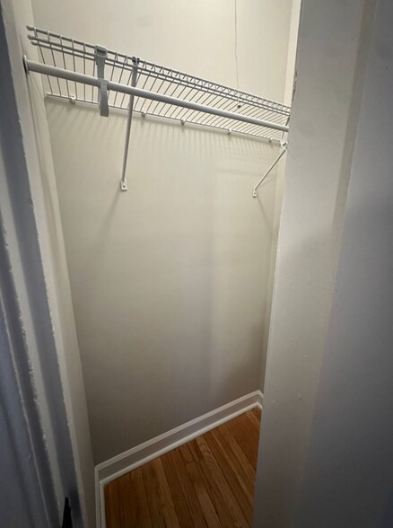 Building Photo - 6422 N Greenview Ave