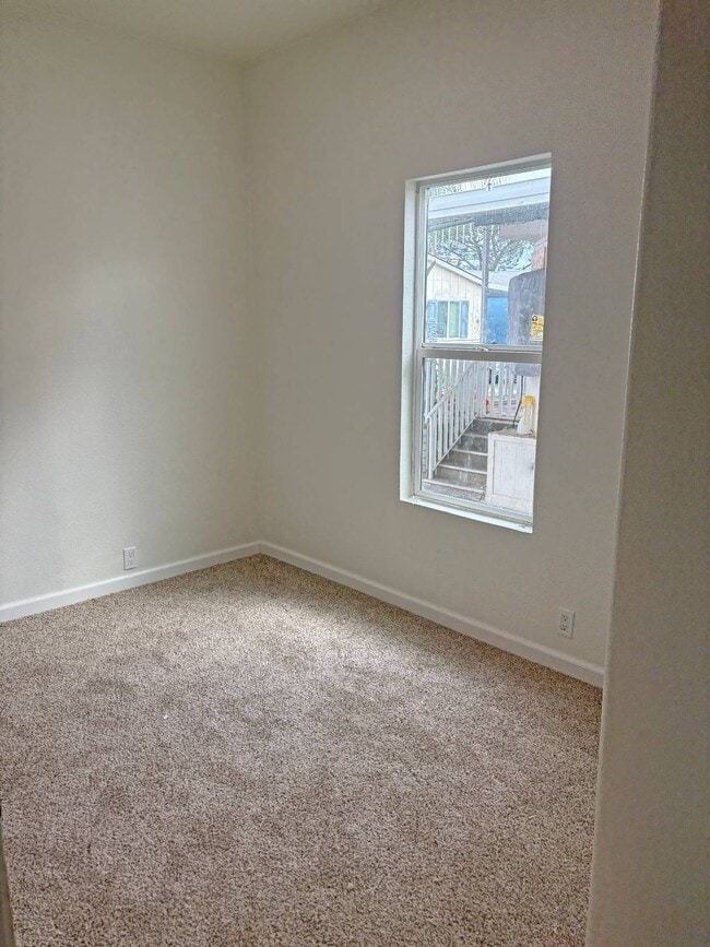 Building Photo - 220 S Elk St