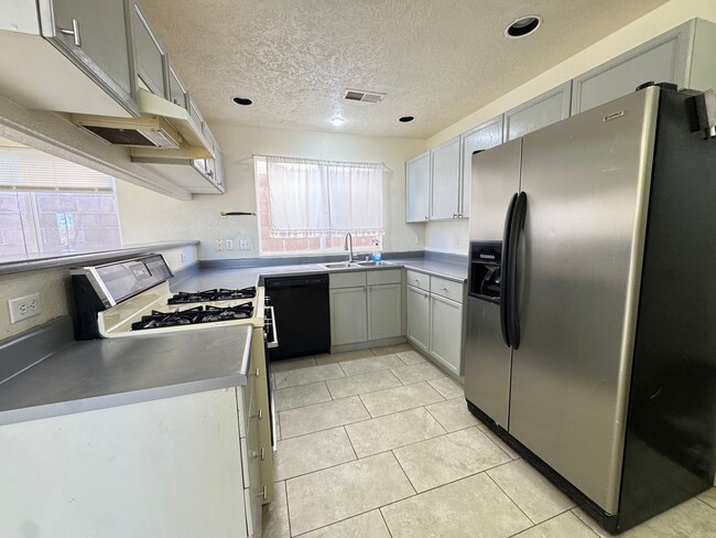 Building Photo - Quail Springs 2 Story!