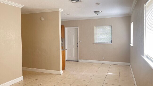 Building Photo - 46 NE 171 St
