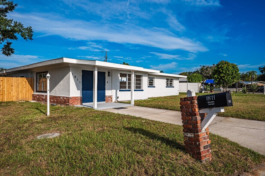 Building Photo - 1811 Rhoades Terrace