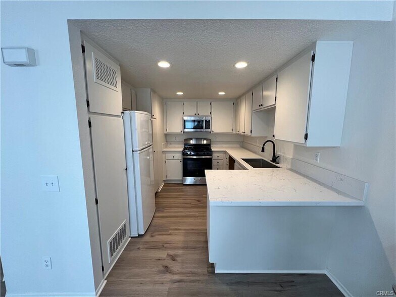 Building Photo - 8353 Sunset Trail Pl
