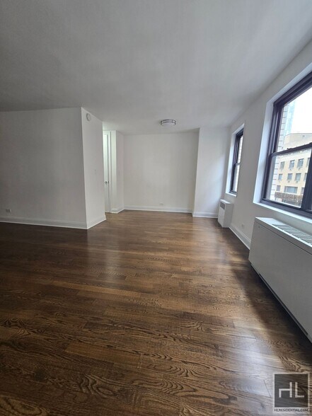 Building Photo - 5 AVENUE