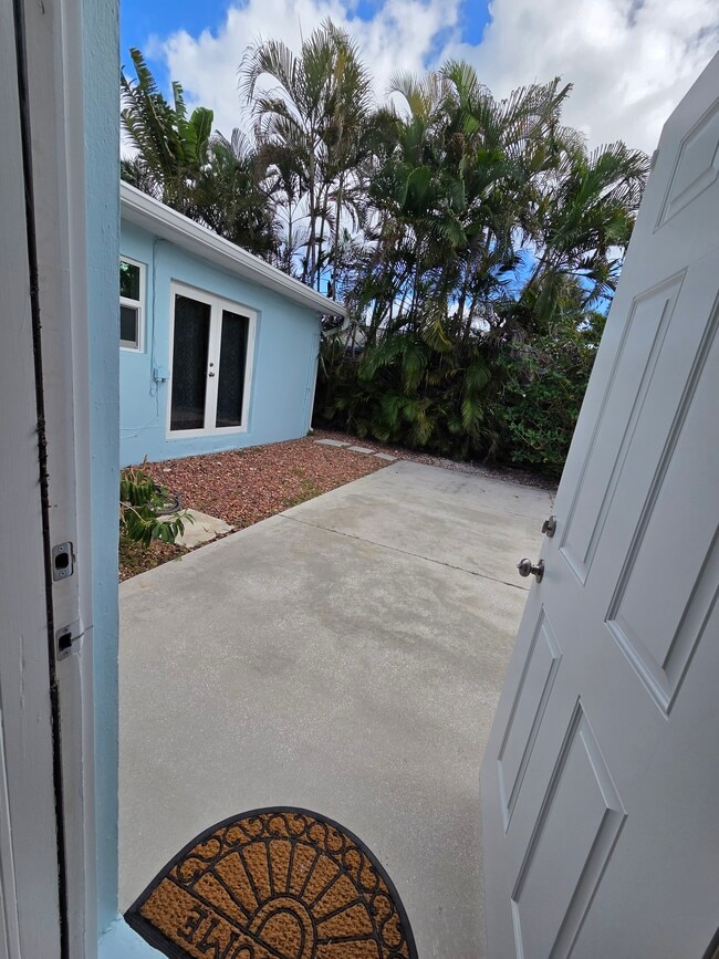 Building Photo - 1008 Macy St