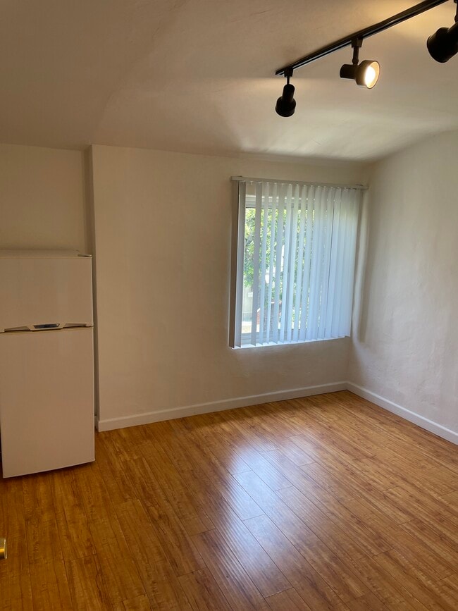 Building Photo - Westwood Plaza Apartments