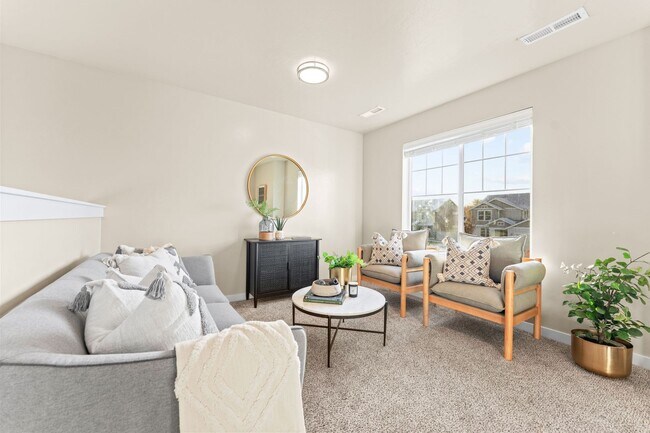 Building Photo - 5 Bedroom 2.5 Bath FOUR CAR GARAGE Eagle, ...
