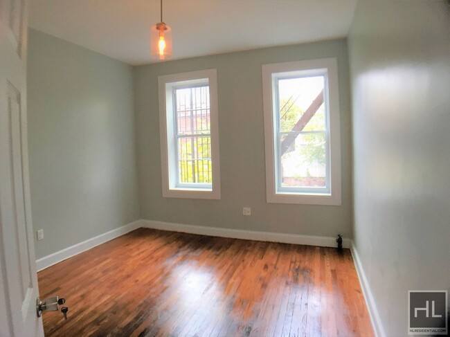 Building Photo - NEWLY RENOVATED 3.5  BEDROOMS/1.5 BATHS  P...