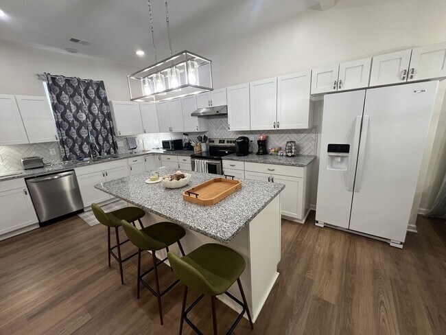 Building Photo - Totally Renovated Arts and Crafts Bungalow...