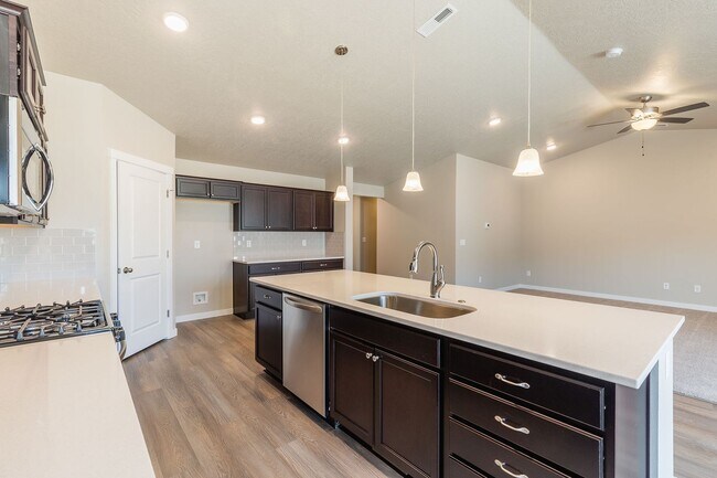 Building Photo - Perfect location for a 4 bed 2 bath with a...