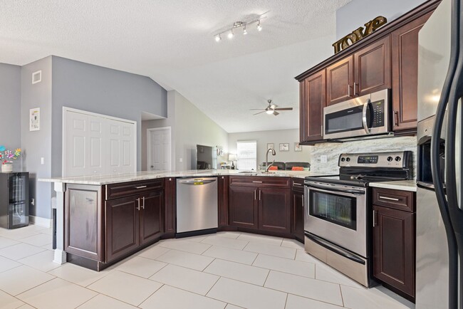Building Photo - Fountain Lakes Community