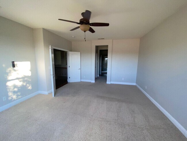 Building Photo - Top of the Hill - Gorgeous 5 Bedroom 3 Bat...