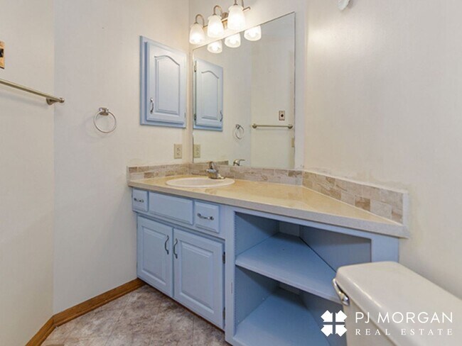 Building Photo - 16911 N Circle - Open house 5/13 from 4pm-5pm