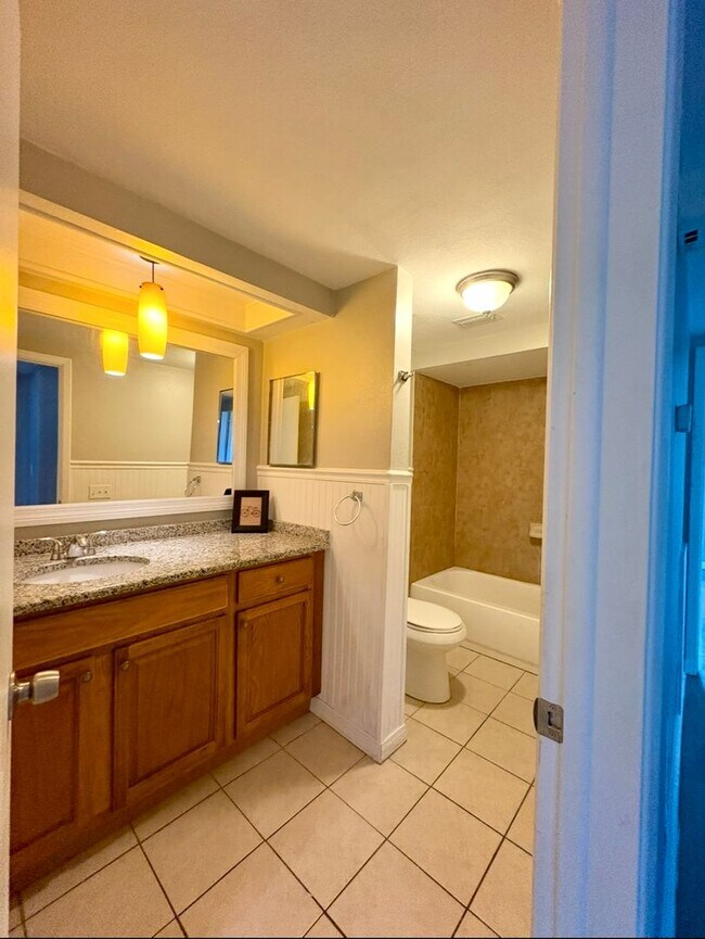 Building Photo - Lovely 3 Bed 2.5 Bath w/ Den and 2 Car Garage