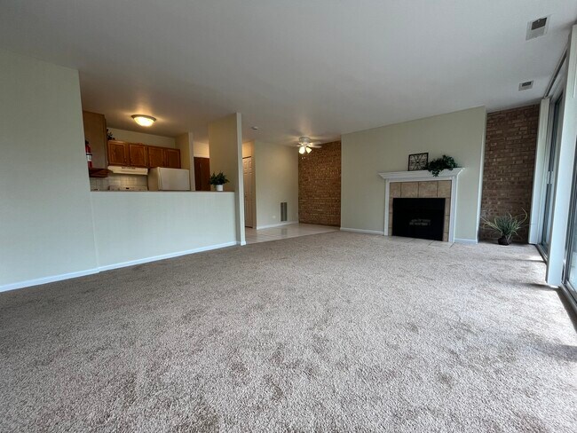 Building Photo - 6000 Oakwood Dr