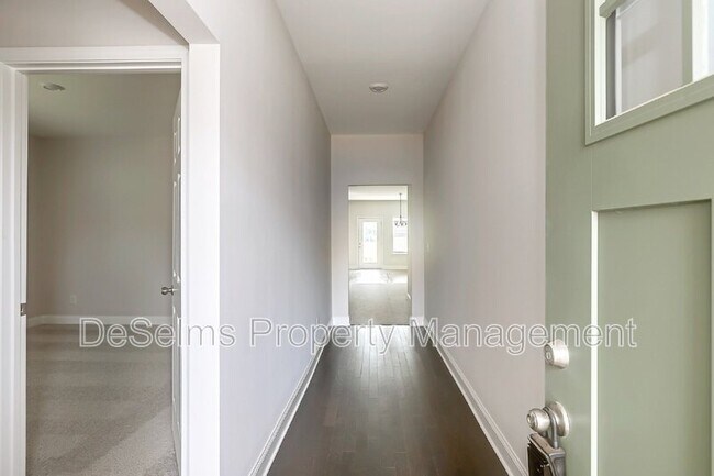 Building Photo - 107 Crabourne Dr