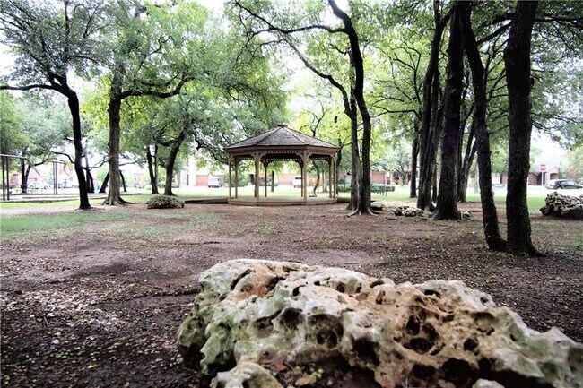 Building Photo - 2204 Old Sterling Rd