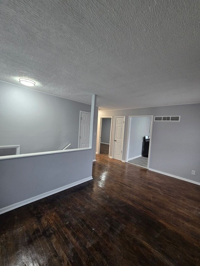 Building Photo - Renovated duplex