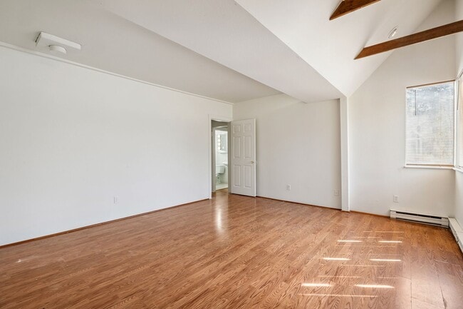 Building Photo - Northgate/Roosevelt Three Bedroom Rambler