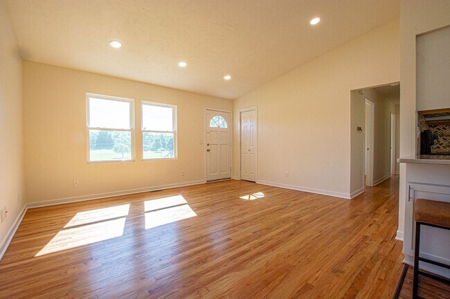 Building Photo - Beautifully Remodeled 3 Bedroom / 2 Bath i...