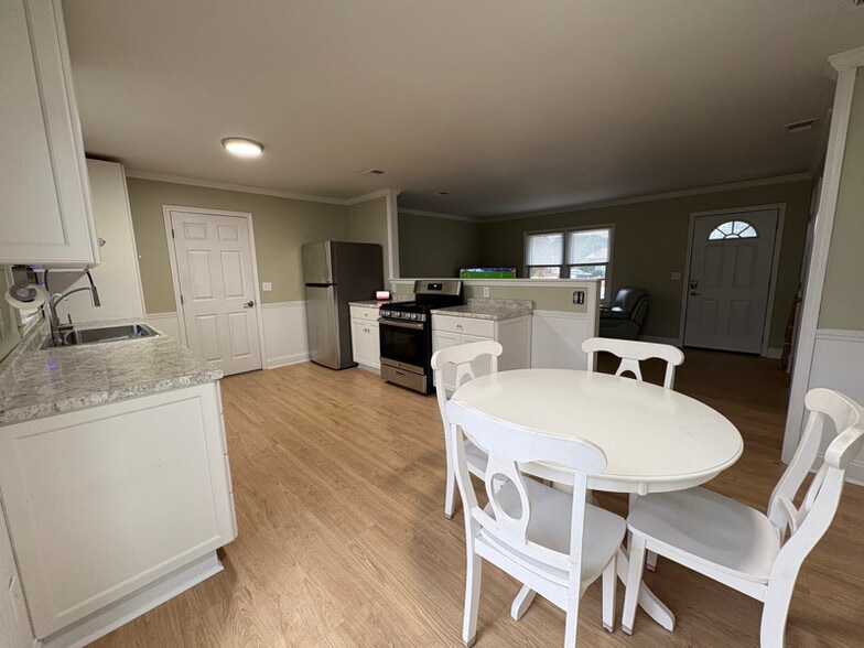 Building Photo - 20 Twin Oaks Dr