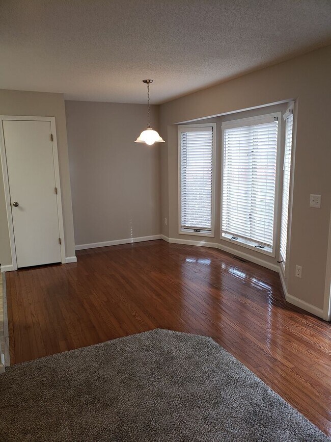 Building Photo - Great South East Location....E. Sunshine & Oak Grove Area