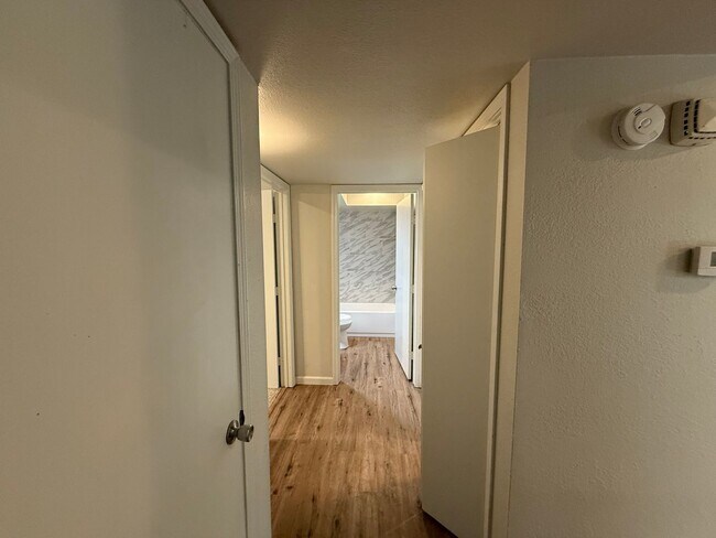 Building Photo - Updated 2-bedroom condo in gated community!