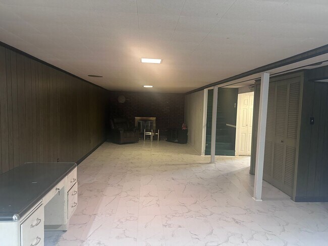 Building Photo - 3 bed, 2 full bath House in 40218 - $2,000/month